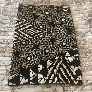 BCBG black hello and white form fitting skirt S